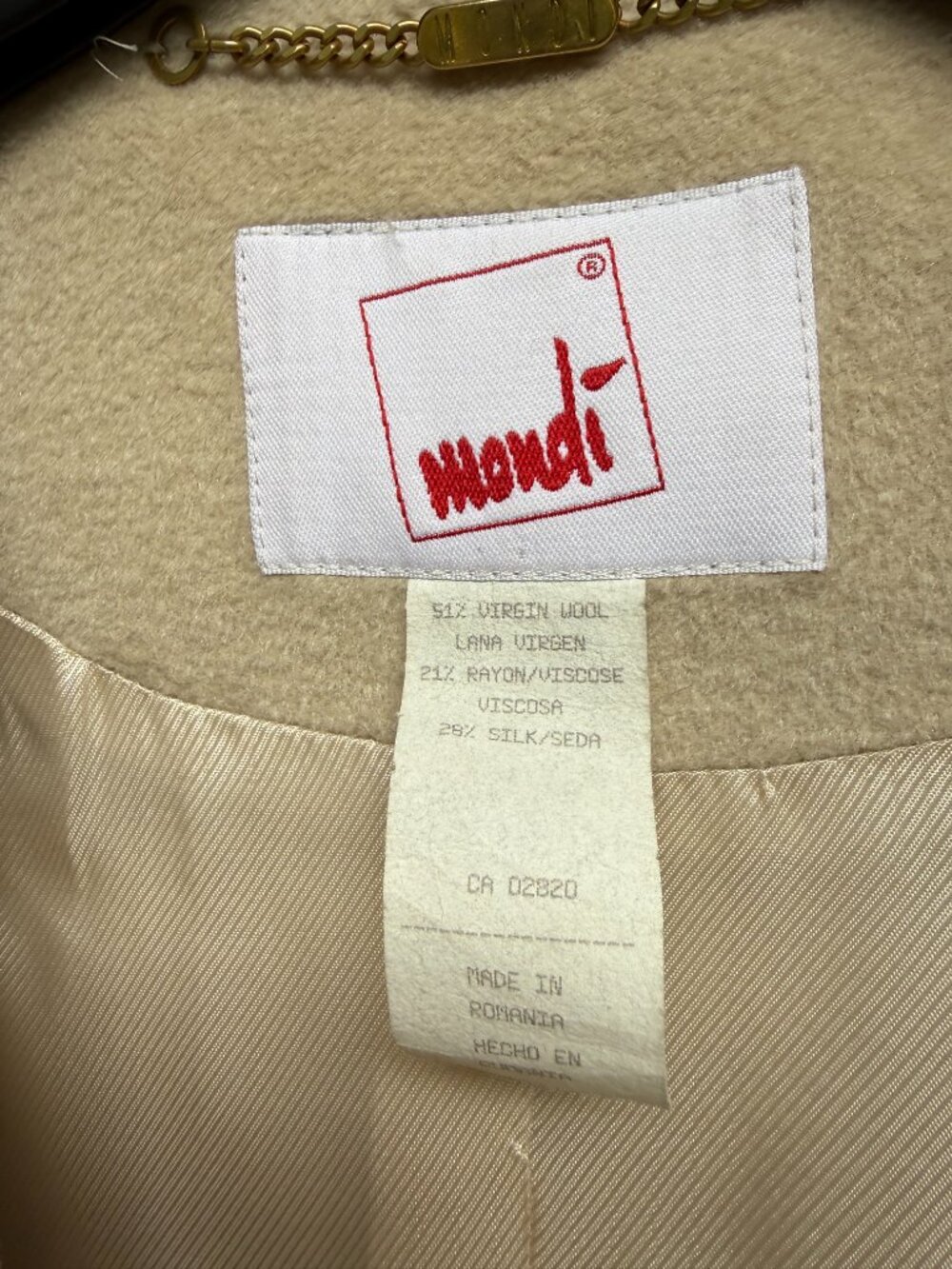 Elegant Wool/Silk cream coat European style - Picture 3 of 3